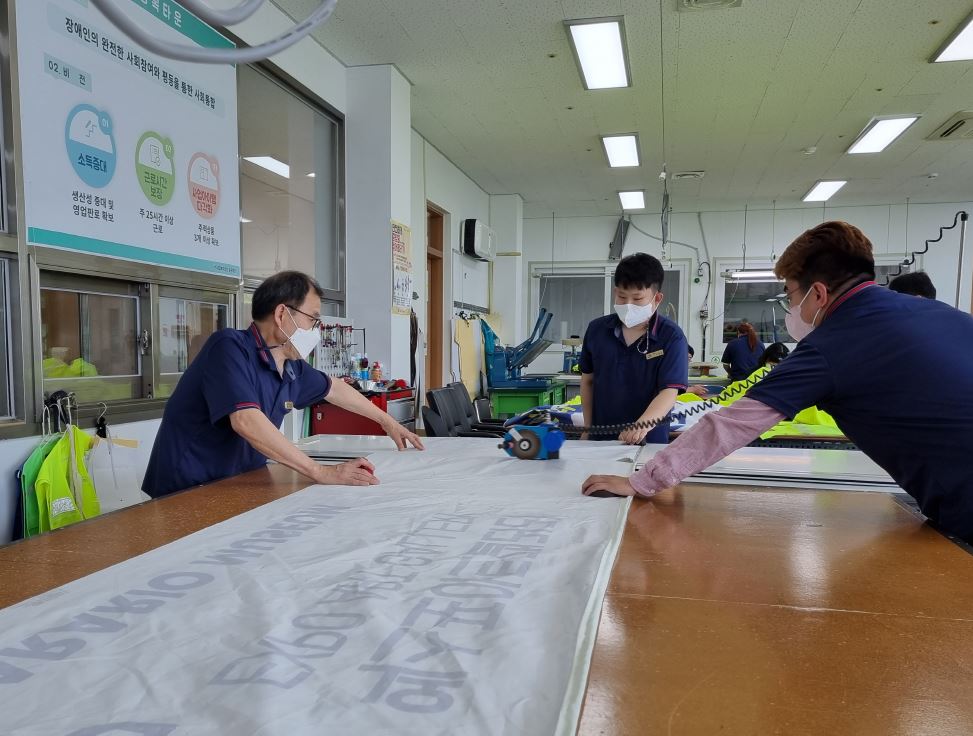 ▲ 중증장애인 고용 사회적기업인 송광행복타운이 불법현수막을 재사용한 공공용마대를 제작하고 있다.