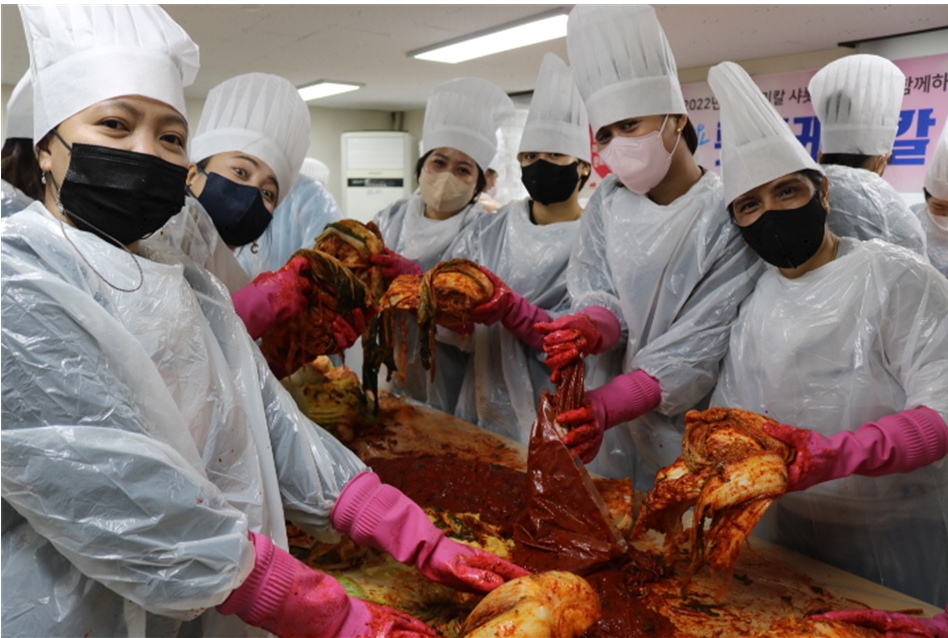 ▲ 김장김치를 담그는 다문화여성