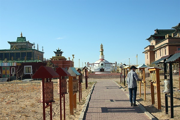 ▲하마링 사원에서 '마니차'를 돌리는 모기씨  ⓒ오문수