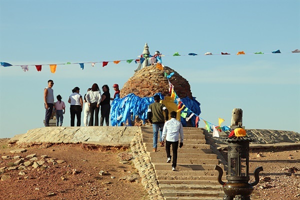 ▲세계에서 가장 기가 세다는 오보 주위에 많은 사람들이 모여 시계 방향으로 3번돌고 있다.  ⓒ오문수