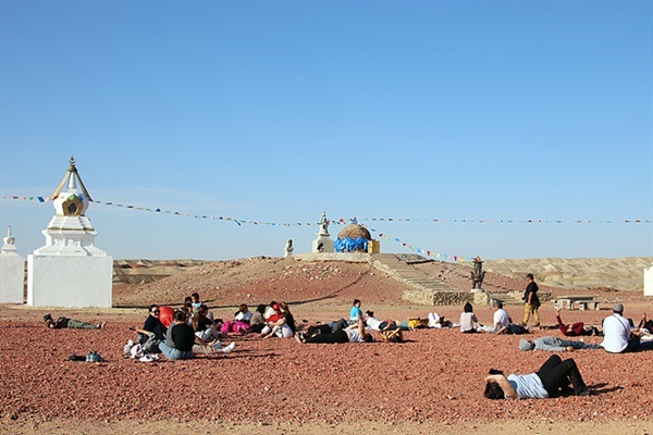 ▲ 신발을 벗고 땅바닥에 누워 신성한 기를 받고 있는 사람들. 몽골사람들은 이곳이 세상에서 기가 가장 센 곳으로 알고 있다.  ⓒ오문수