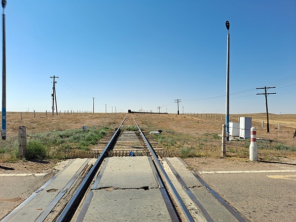 ▲ 중국 베이징에서 몽골 수도 울란바타르를 거져 러시아까지 이어지는 철도가 사잉샨드 중심부를 지난다. 객실과 화물칸 수십량을 연결한 기차가 지나는 철로 주변에는 철조망을 둘러 가축들이 진입하는 것을 방지하고 있다. ⓒ오문수