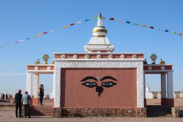 ▲ 삼발라 입구에는 '지혜의 눈'이라고 불리우는 스투파가 있다. 사람들은 눈을 쳐다보며 명상을 한다. ⓒ오문수