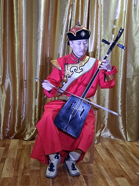 ▲ 사잉샨드시립 예술단원인 '홀겐'씨가 마두금을 연주하고 있다. ⓒ오문수