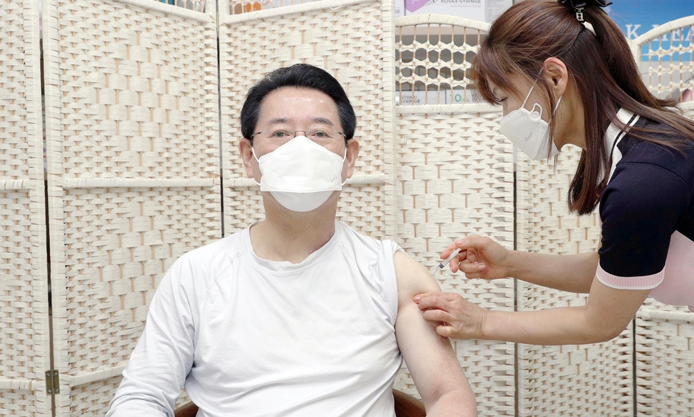 ▲ 코로나 예방접종하는 김 지사