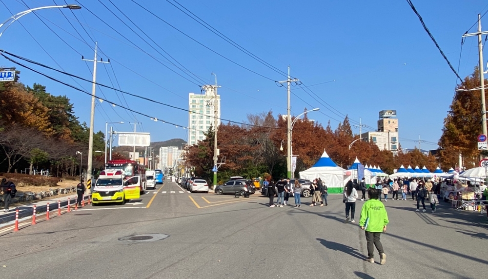 ▲ 동동북축제 현장 인근에서 대기하는 여수소방서