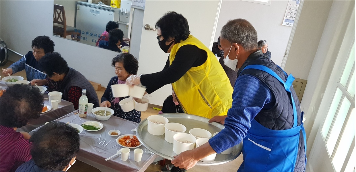 ▲우산클럽 이웃과 함께하는 나눔 봉사활동