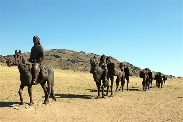 ▲ 바닷길이 열리기전 아시아와 유럽을 잇는 '티로드'는 중국 남부에서 출발해 몽골과 러시아를 거쳐 영국까지의 1만 3천길로미터에 달하는 장거리 여행이었다. 낙타 조각상이 보이는 이 길은 아시아와 유럽문명을 이어준 중요한 가교역할을 했다. ⓒ오문수