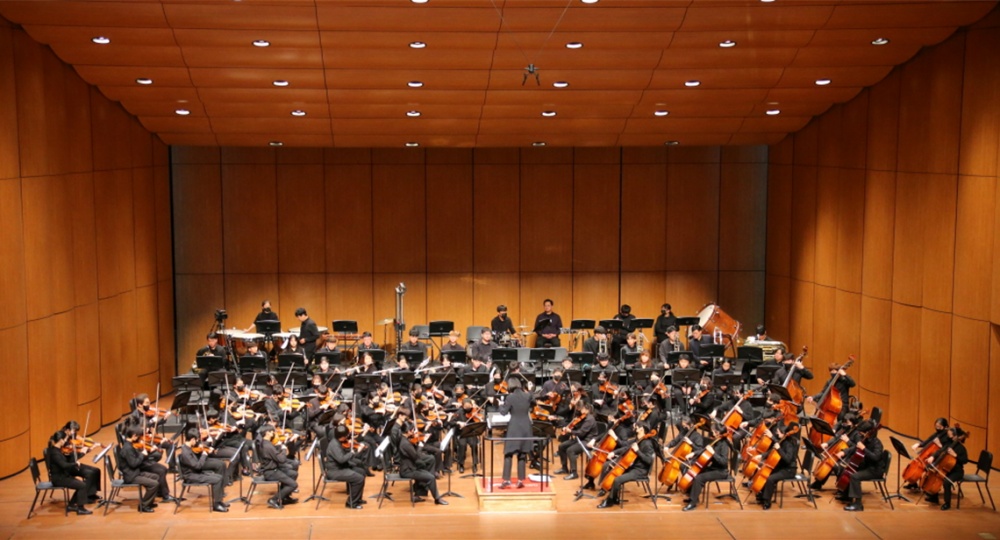 ▲ 예울마루 대극장에서 진솔 지휘로 100명의 예술영재들이 연주하고 있다.