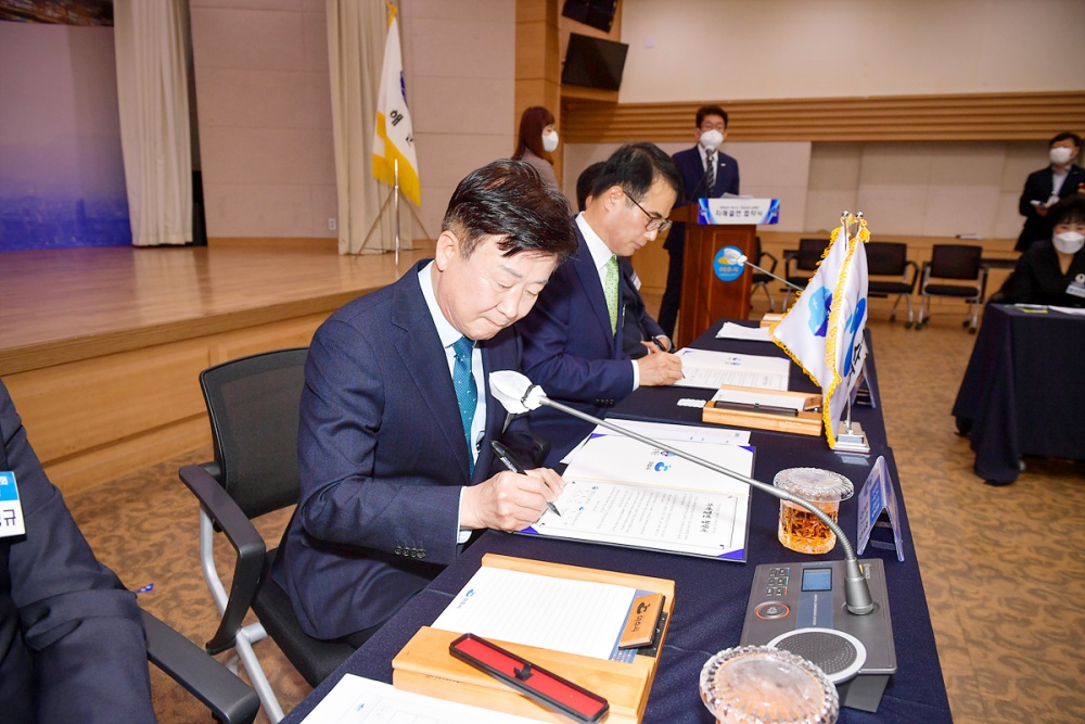 ▲ 전남 여수시(시장 정기명)와 경남 남해군(군수 장충남)이 자매의 연을 맺었다.