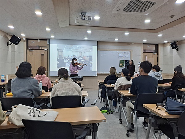 ▲ 종강식을 축하하는 바이올린 연주 모습  ⓒ오문수