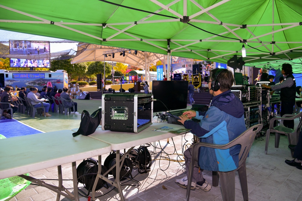 ▲  지역 축제와 행사, 회의 현장 실시간 생중계 모습