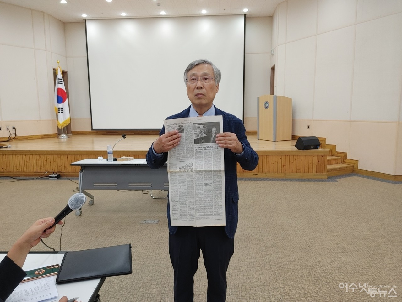 ▲ 8년전 미국 뉴욕타임스는 신문 절반 이상을 할애해 선친에 관한 부고 기사를 실어 고인을 깊이 애도했다. 정구도 이사장이 당시 보도된 신문을 보여주고 있다 ⓒ 심명남