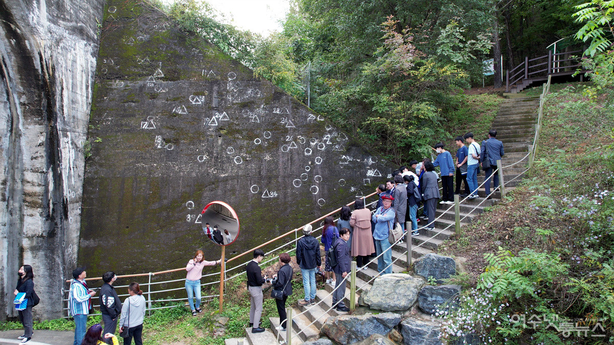 ▲ 쌍굴다리에 박힌 총알자국을 살펴보는 참여자들 ⓒ정종현