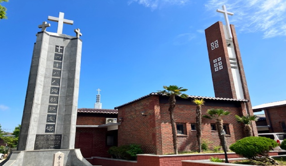 ▲ 희생자 48인 순교기념탑과 진리교회 