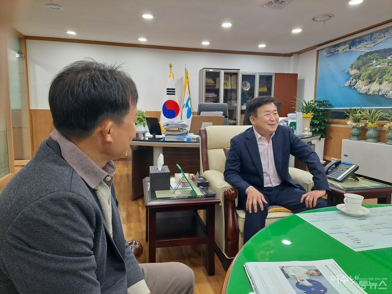 ▲정기명 여수시장이 심명남 넷통뉴스 대표와 관계자들에게 축하 인사를 전하고 있다.  ⓒ조찬현