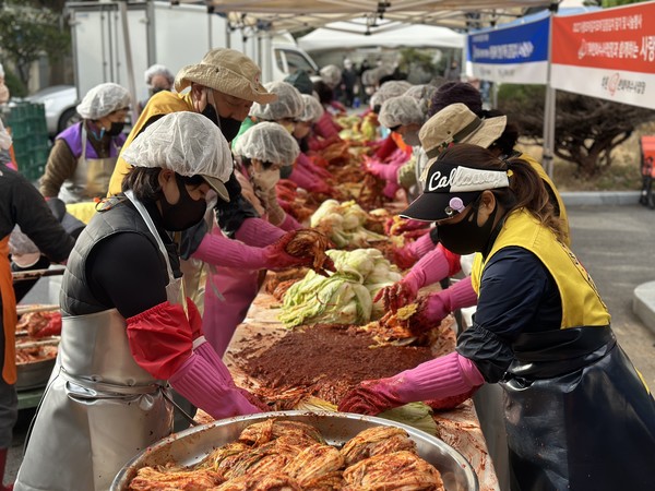 ▲ 복지관 앞마당에서 열린 기업 및 자원봉사와 함께 김장담그기 행사 