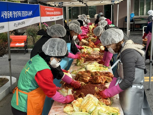 ▲ 복지관 앞마당에서 열린 기업 및 자원봉사와 함께 김장담그기 행사 