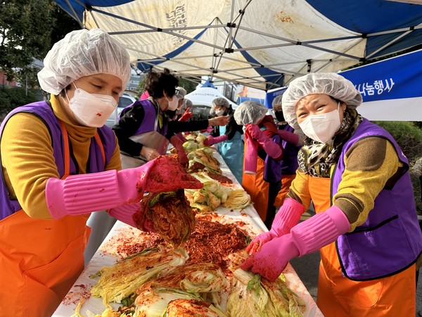 ▲ 복지관 앞마당에서 열린 기업 및 자원봉사와 함께 김장담그기 행사 