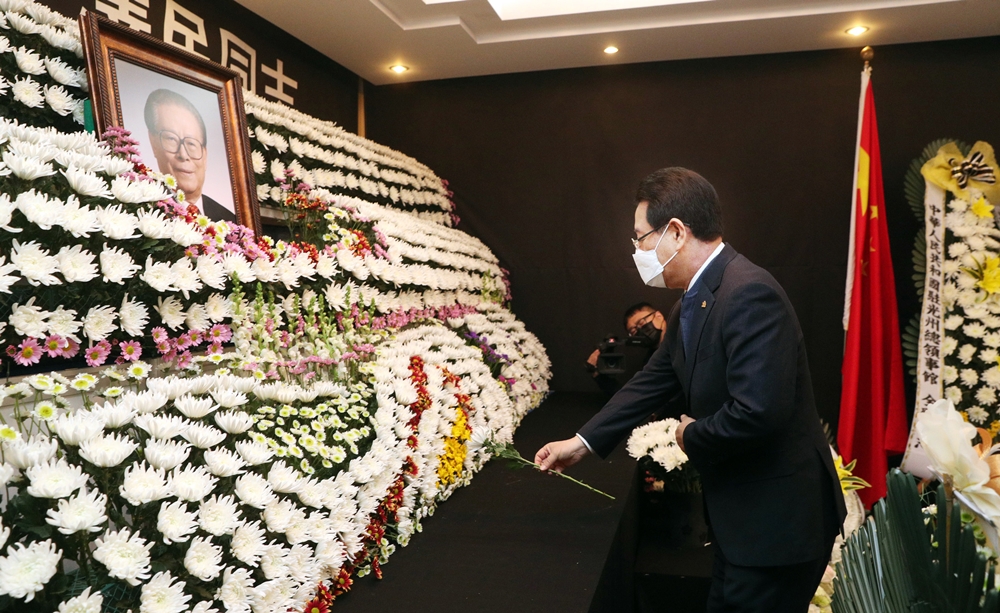 ▲ 장쩌민 전 중국 국가주석을 조문하는 김 지사
