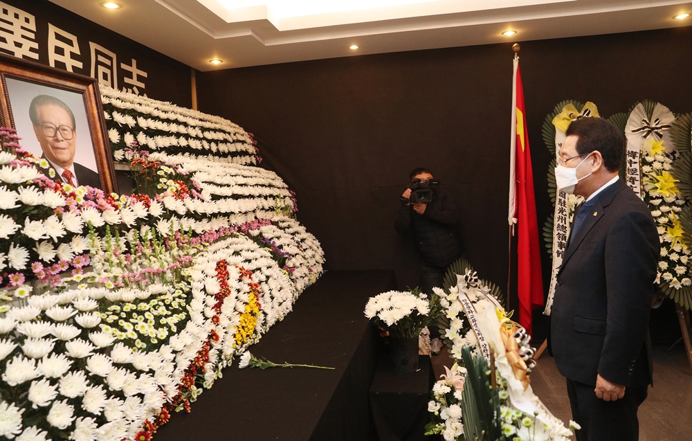 ▲ 장쩌민 전 중국 국가주석을 조문하는 김 지사