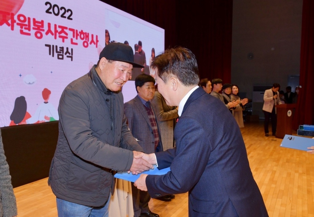 ▲ 우수자원봉사자로 선정된 정종현 사진작가가 표창장을 받고 있다.