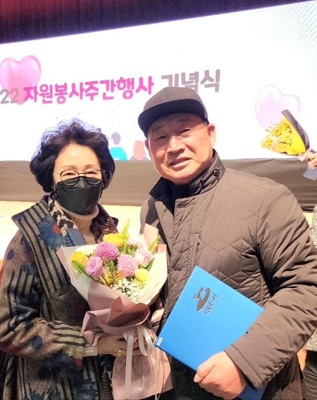 ▲우수자원봉사자로 선정된 정종현 사진작가(오) 