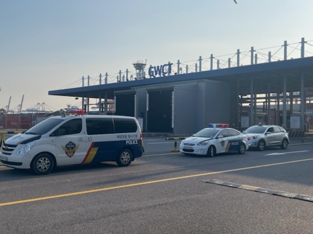 ▲광양항 긴급화물 호송지원에 나선 해양경찰 순찰차와 형사기동차량
