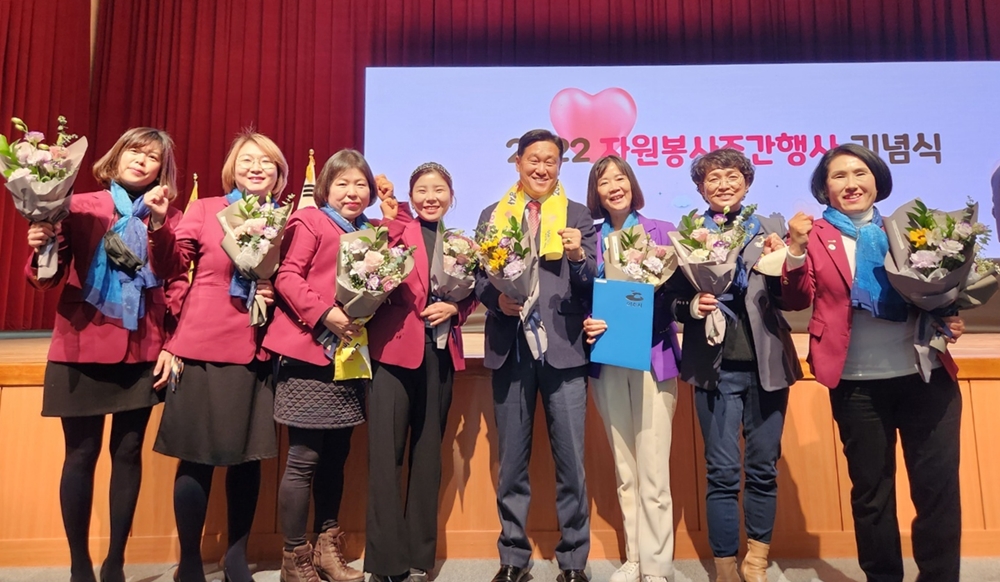 ▲ 국제로타리3610지구 낭만로타리클럽 회원들이 강문성 도의원과 기념사진을 찍고 있다.