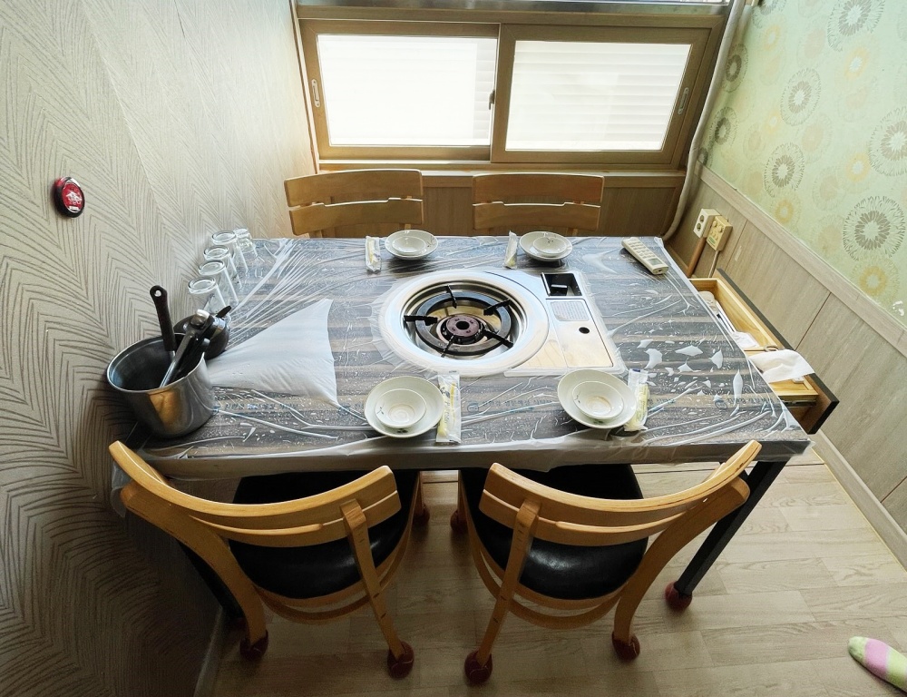 ▲  입식테이블이 설치된 식당