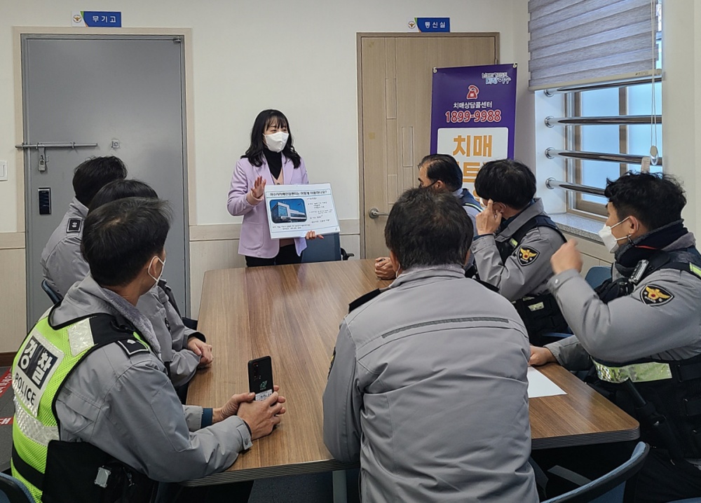 ▲ 치매극복 선도단체로 지정된 여수경찰서 여문파출소를 방문했다.