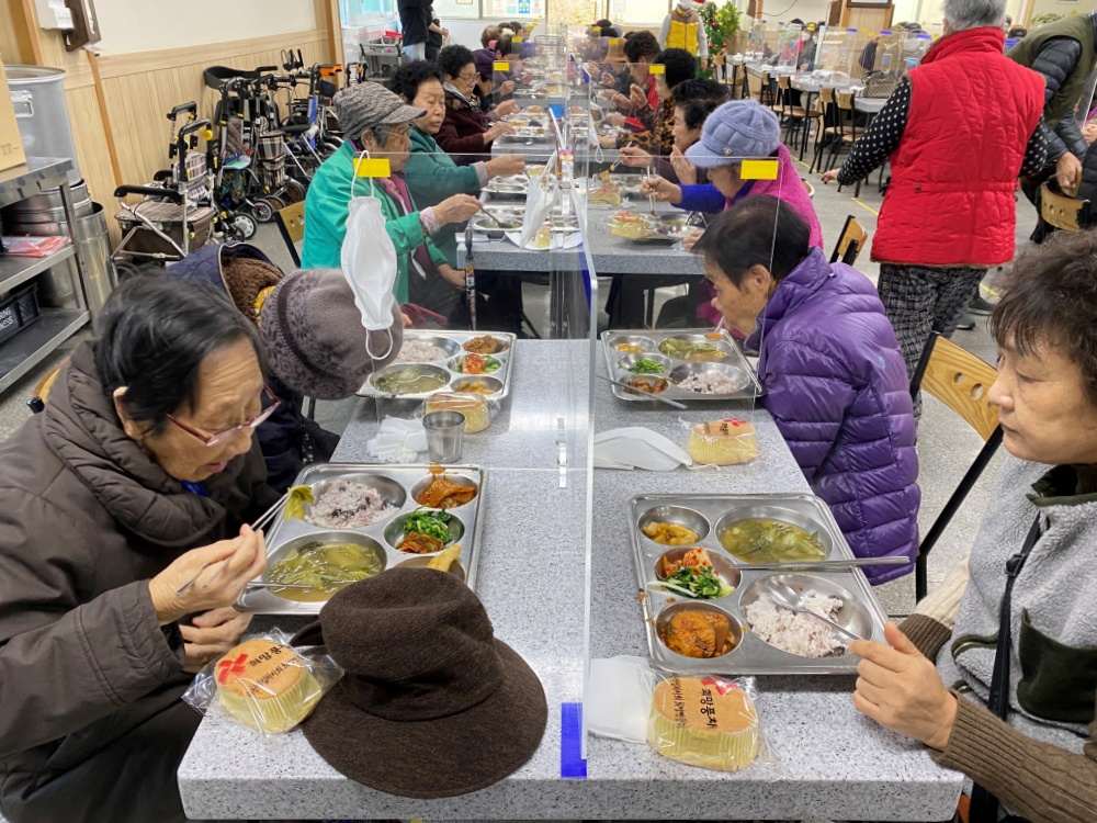 ▲문수종합사회복지관이 카스테라와 따뜻한 식사를 대접했다.