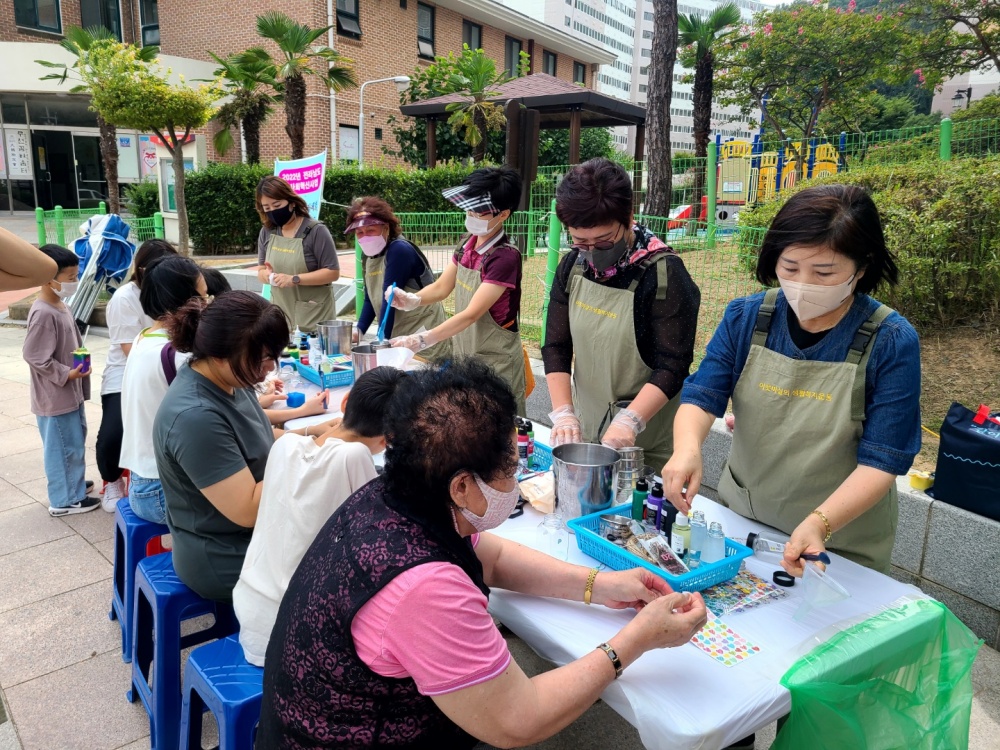 ▲ 다양한 물품을 재활용한 업사이클링작품을 만들고 있다.