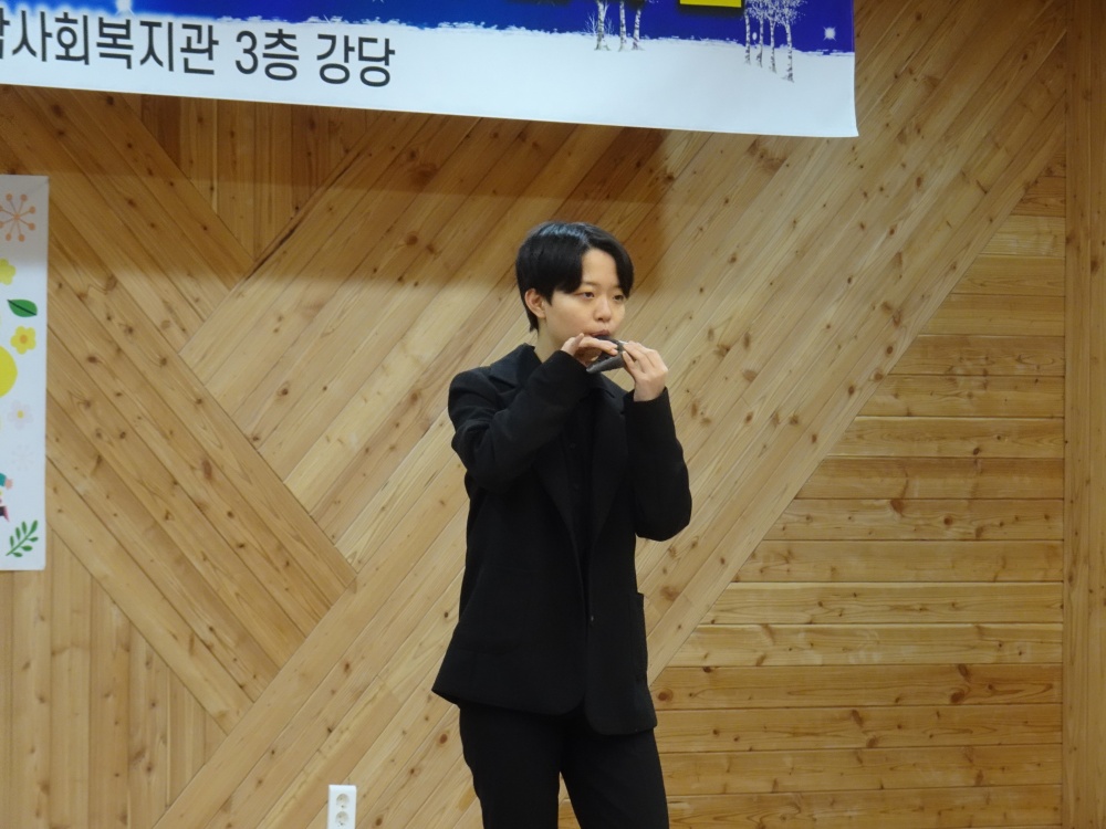 ▲김명진 양이 오카리나 축하공연 을 하고 있다.