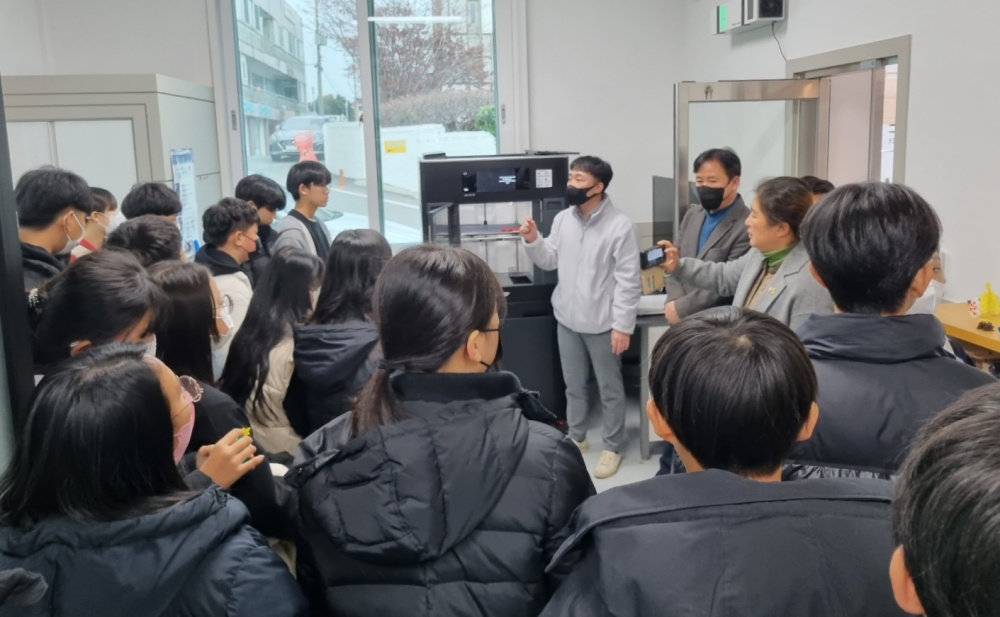 ▲ 농수산식품 메이커스페이스 체험교육 참여한 대안교육기관 뉴젠리더십학교 