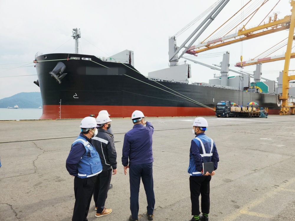 ▲   여수해경과 관계기관이 항만구역을 점검하고 있다.