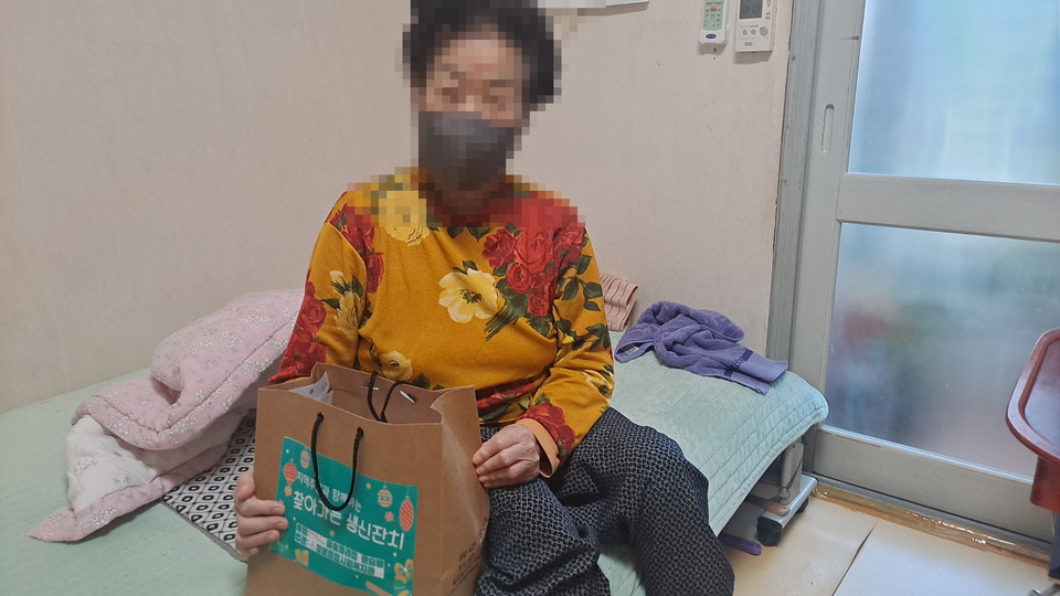 ▲찾아가는 생신잔치 선물 꾸러미를  ⓒ