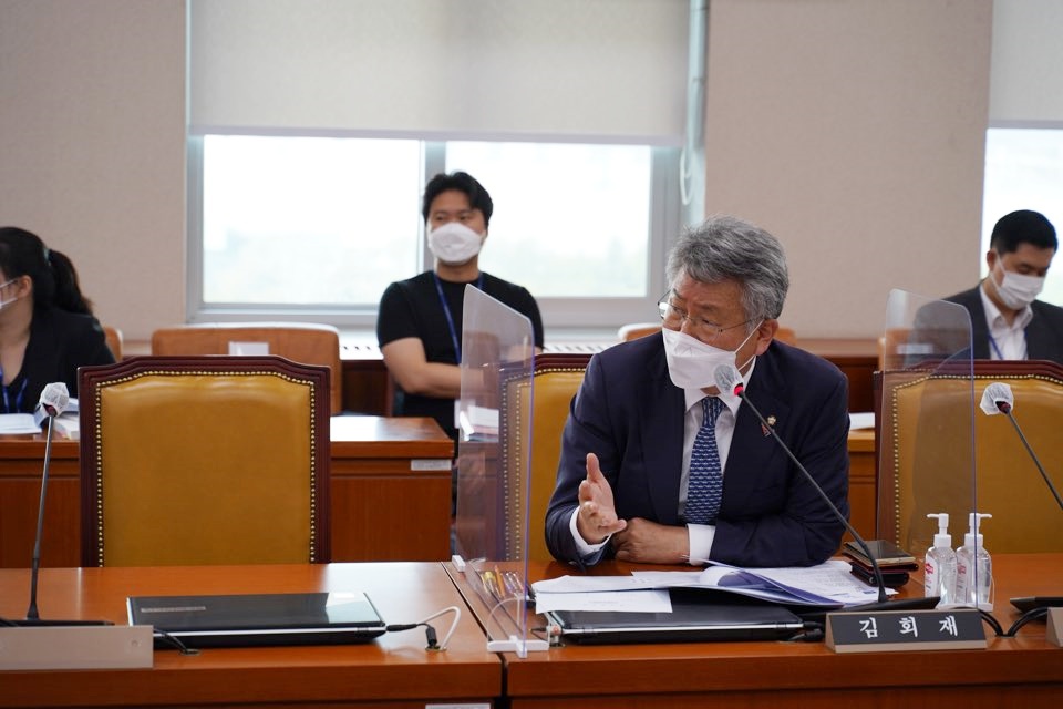 ▲ 여수공항 활성화 방안 마련을 위한 토론회에서 발언하는 김회재 국회의원