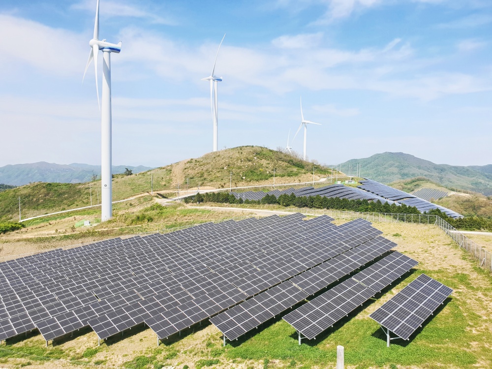 ▲ 전남에 설치된 태양광판넬과 풍력발전기