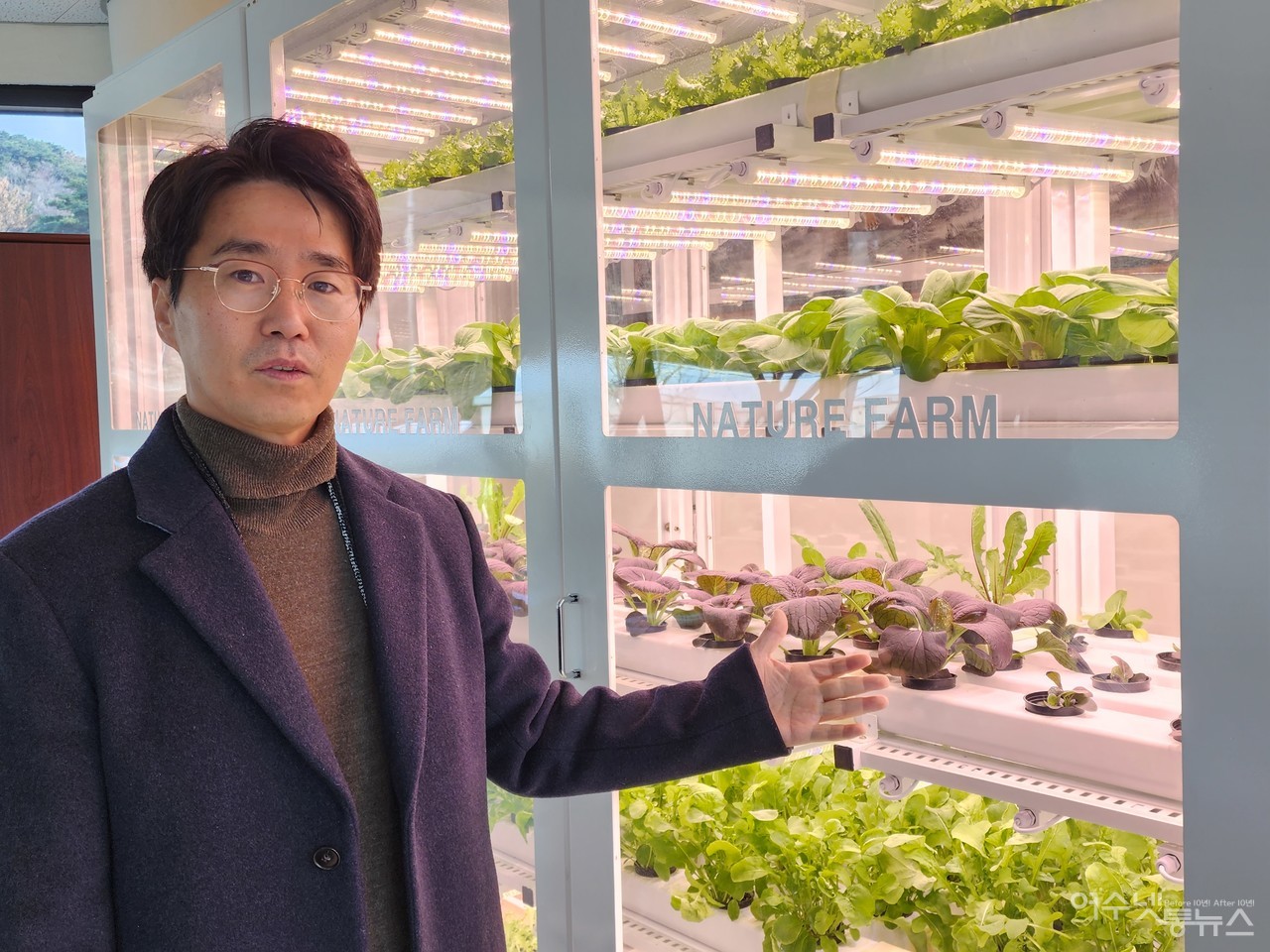 ▲ 네이처팜 정탁호 대표가 식물공장을 설명하고 있다 ⓒ심명남