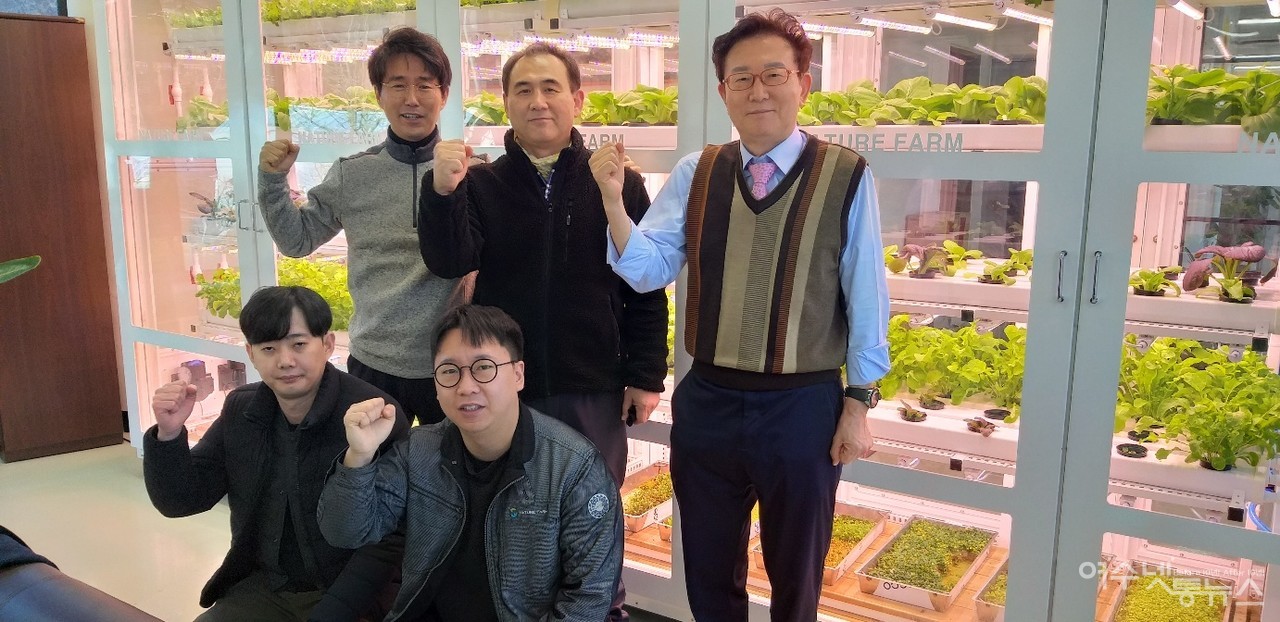 ▲ 네이처 팜 직원들이 식물농장 앞에서 한컷 ⓒ심명남