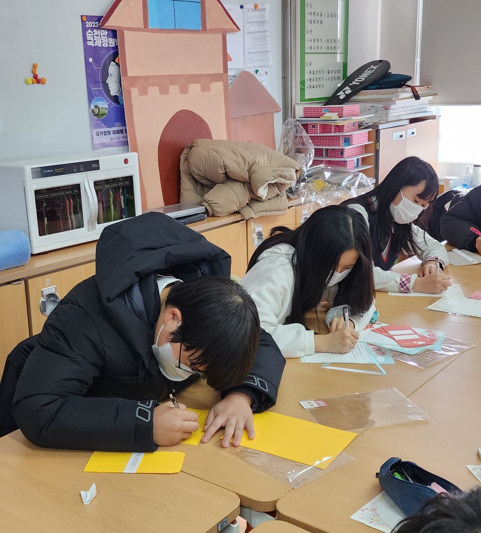 ▲ 전교생이 감사의 편지 쓰기를 통해 인성을 실천하다.