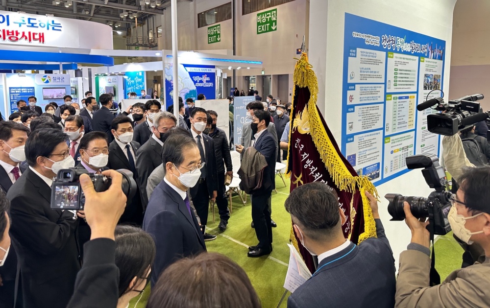 ▲ 부산 벡스코 대한민국 지방자치 엑스포 현장을 방문한 한덕수 국무총리
