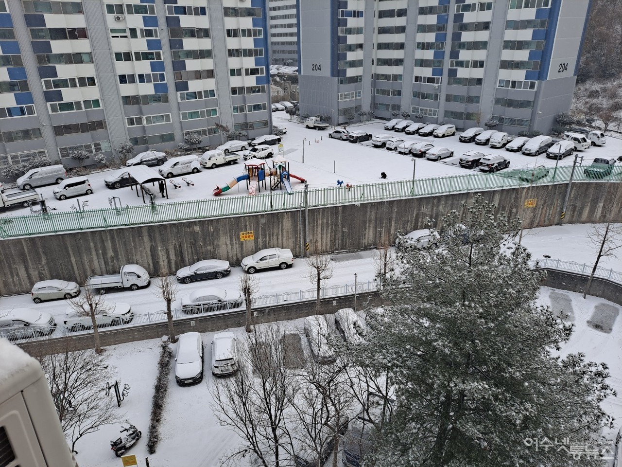 ▲ 한파에 발이 묶인 차량은 아파트단지 주차장을 가득 메우고 있다. ⓒ조찬현