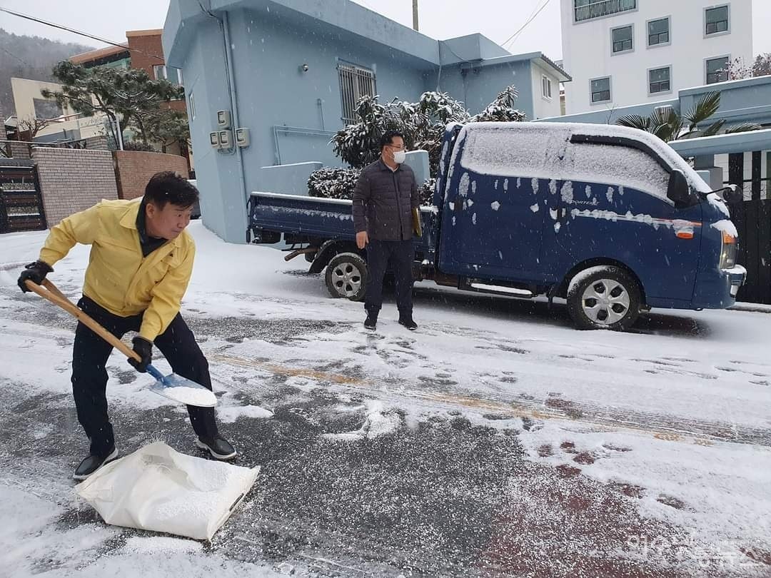 ▲ 제설작업에 나선 정기명 여수시장이 도로에 염화칼슘을 뿌리고 있다. ⓒ여수시