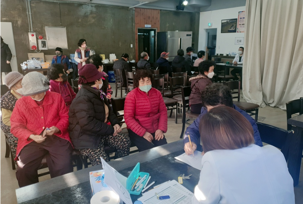 ▲ 여수농협과 한국병원이 의료봉사활동을 펼쳤다. 