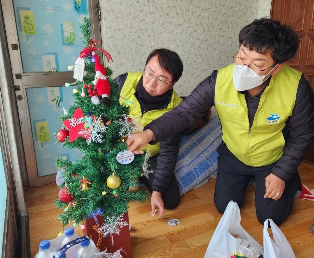 ▲다자녀가정에 크리스마스 선물 전달