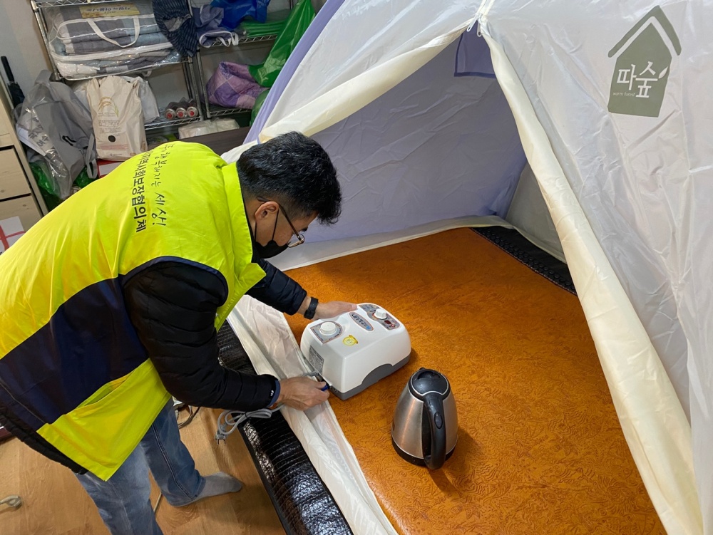 ▲다자녀가정에 크리스마스 선물 전달