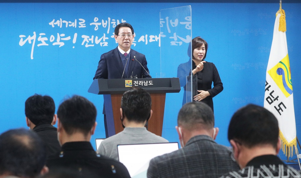 ▲송년기자간담회에서 3대 도정 운영방향을 제시하는 김 지사