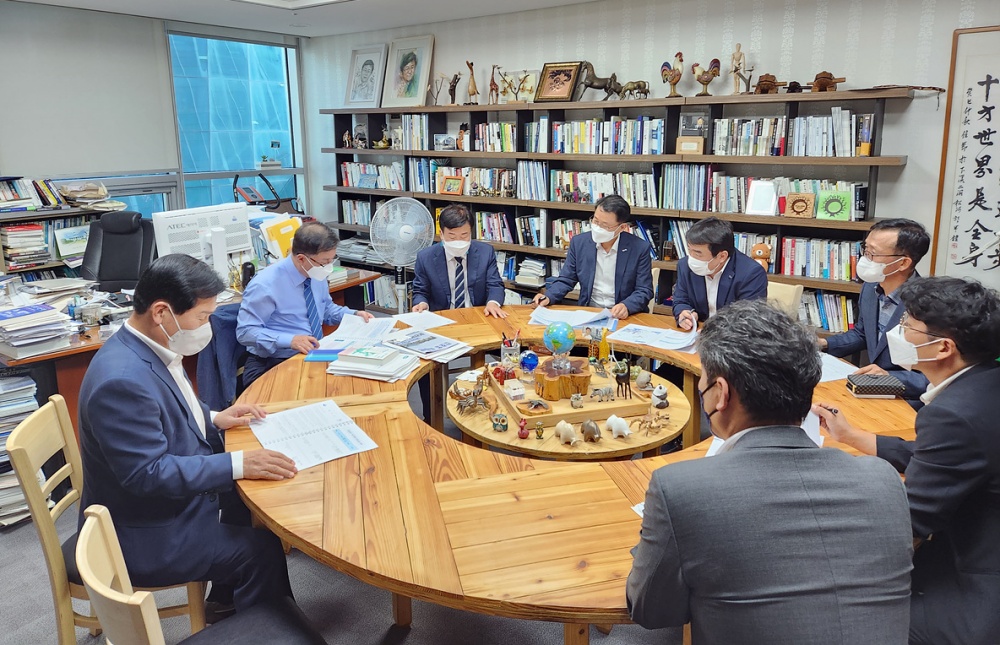 ▲ 정기명 여수시장이 지난 11월 18일 국회를 방문해 우원식 예산결산특별위원장과 박정 의원에게 지역현안사업을 건의했다.